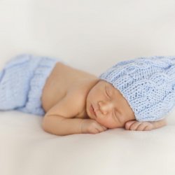 Wykonanie czapeczki dla niemowlaka zajmuje Wojtkowi 2-3 godzini czasu (fot. Agnieszka Mandal)