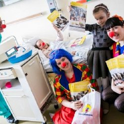Książeczki małym pacjentom wręczli wolontariusze fundacji Dr Clown (fot. mat. prasowe)