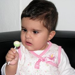 Dzieci bardzo często obdarowywane są słodyczami, dużo rzadziej owocami (fot. sxc.hu)