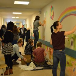 Uczniowie ZSP w Katowicach pomalowali ściany szpitala (fot. materiały prasowe)
