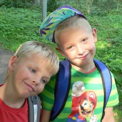 Dzieci w drodze do i ze szkoły narażone są na szereg niebezpieczeństw (fot. materiały Kogis.pl)