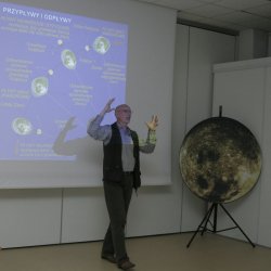 Spotkanie w Muzeum Górnośląskim podczas Międzynarodowej Nocy Obserwacji Księżyca (fot. T. Szemalikowski)