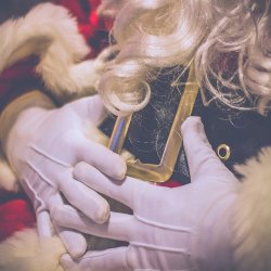 Spektakl pt. "Sekrety Św. Mikołaja" zostanie wystawiony na deskach Teatru Gry i Ludzie 3 grudnia (fot. pixabay)