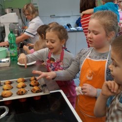 Z upieczeniem muffinek bez problemu poradzą sobie nawet dzieci (fot. materiały Cynamonu)