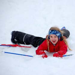Jazda na nartach to dla dzieci duża frajda, dlatego warto uczyć je tego od najmłodszych lat (fot. foter.com)