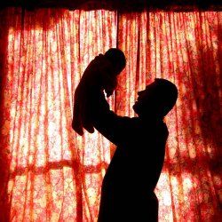 Wciąż niewielu ojców wykorzystuje, przysługujący im, urlop tacierzyński (fot. sxc.hu)