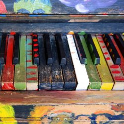 W świat muzyki, śpiewu i folkloru zabierze dzieci Ania Broda (fot. pixabay)