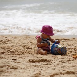 Dzieci uwielbiają piasek, jednak gdy nie ma pogody, warto mieć w domu substytut prawdziwego - kolorowy piasek Sablimage (fot. sklep.placfrancuski.pl)
