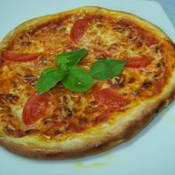 Domowa pizza wykonana na warsztatach kulinarnych dla dzieci "Pieczemy pizzę" (fot. materiały Cynamonu-Sztuki Gotowania)
