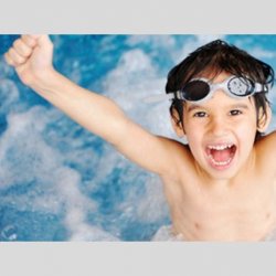 Zajęcia na basenie bardzo korzystnie wpływają na rozwój, prawidłową postawę i dobre nawyki dziecka w przyszłości (fot. materiały UM Sosnowiec)