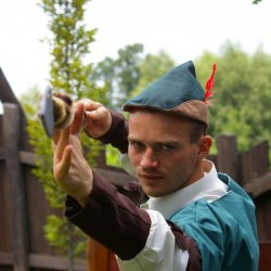 Na tych zajęciach sam Robin Hood pokaże dzieciom jak strzelać z łuku (fot. materiały Warowni) 