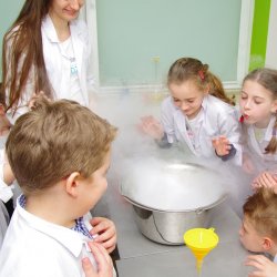 Dzieci zobaczą niesamowite doświadczenia związane z ciekłym azotem (fot. archiwum zdjęć FB Starochorzowski Dom Kultury)