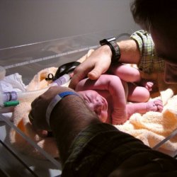 W Centrum Zdrowia Kobiety i Dziecka Szpitala Miejskiego w Zabrzu ojcowie mogą być obecni przy cesarskim cięciu (fot. foter.com)