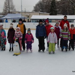 W Parku Pszczelnik dzieci mogą nauczyć się jeździć na łyżwach (fot. Wiesław Stręk)
