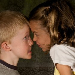 Kłótnie między rodzeństwem w młodym wieku nie muszą oznaczać negatywnych relacji w życiu dorosłym (fot. foter.com)