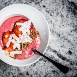 Miseczka smoothie to świetny pomysł na szybkie i zdrowe śniadanie dla ucznia lub przedszkolaka (fot. mat. z książki "LODOVO" Jolanty Kleser)