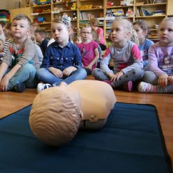 W ramach akcji SUPERpoMOCNI w szkołach i przedszkolach prowadzone są zajęcia udzielania pierwszej pomocy (fot. mat. organizatora)