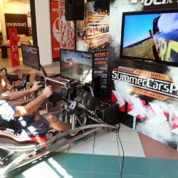 W najbliższy weekend w CH Auchan w Mikołowie i Żorach będzie można spróbować swoich sił na symulatorze WRC (fot. mat. organizatora)