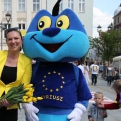 Syriusz, maskotka UE, to niebieska uśmiechnięta stonoga (fot. mat. prasowe)