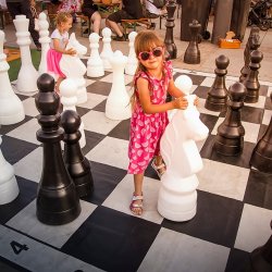 Wakacyjne rozgrywki szachowe to również zabawa z grami w wersji XXL (fot. mat. Fb Jarmark Śląski)