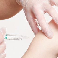 Coraz więcej osób unika szczepienia swoich dzieci (fot. pixabay)