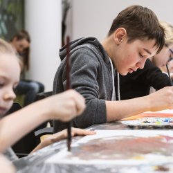  Dzieci stworzą własne prace, wykorzystują średniowieczną technikę malowania na drewnie (fot. mat. organizatora)