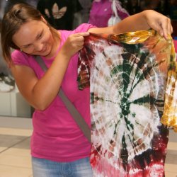 Koszulka barwiona techniką shibori (fot. mat. Auchan)