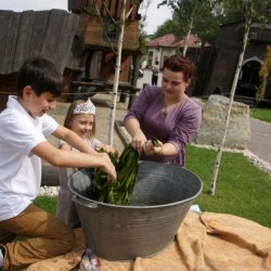 Jak prać w balii i czyścić zbroje pokażą dzieciom średniowieczni rzemieślnicy (fot. mat. organizatora)