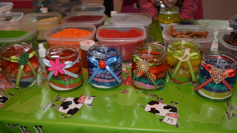 Na warsztatach w Piaskownicy Kulturalnej dzieci wykonają świeczki według własnych projektów (fot. mat. Piaskownica Kulturalna)