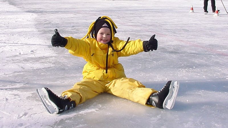 Z łyżwiarskiej szkółki skorzystają dzieci, które dopiero zaczynają przygodę z łyżwami i te, które chcą doskonalić technikę (fot. foter.com)