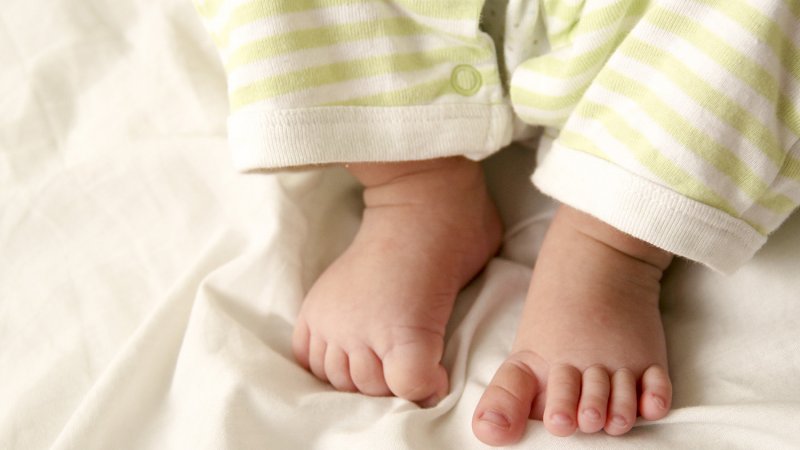 Stopy niemowlęcia mają naturalnego platfusa - fizjologicznego (fot. sxc.hu)
