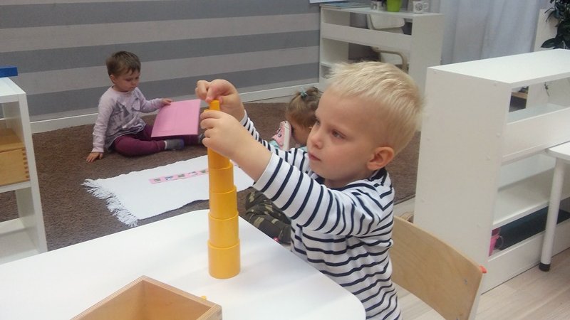 Podczas zajęć, dzieci pracują w swoim tempie, samodzielnie decydując, co chcą w danym momencie poznawać (fot. mat. English Montessori School)