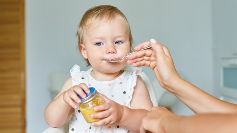 Ważne jest wprowadzanie w odpowiednim momencie stałych pokarmów do diety niemowlaka (fot. mat. prasowe)