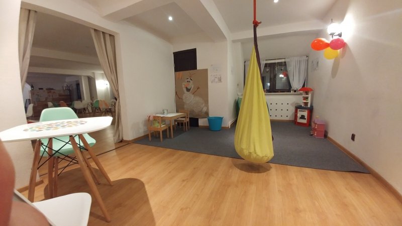Na piętrze znajduje się duża przestrzeń dla młodszych i starszych dzieci (fot. mat. Pli Pla Plo)
