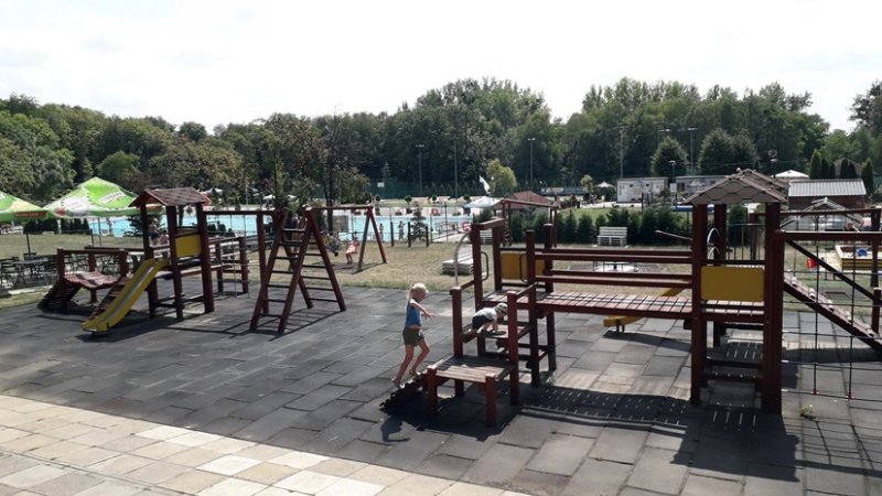 W Parku Księża Góra znajduje się basen, plac zabaw, park linowy, a nawet rampa do ewolucji na deskorolkach (fot. Agnieszka Mróz/SilesiaDzieci.pl)