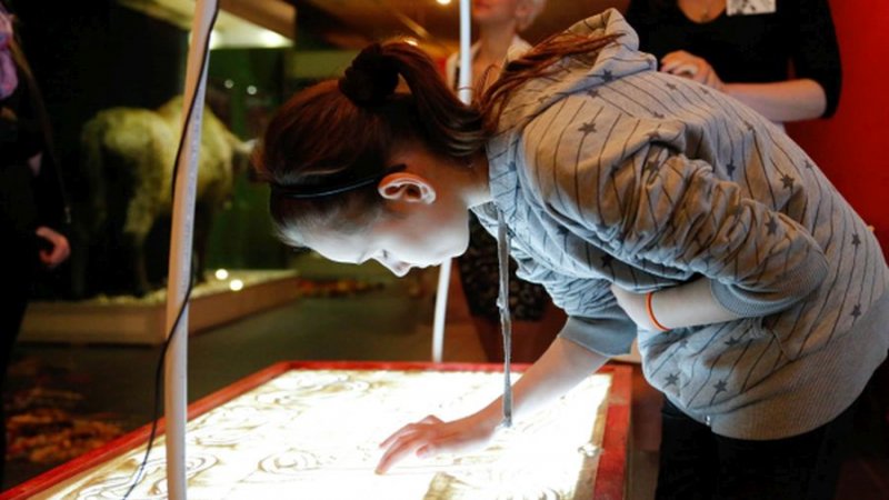 Tworzenia obrazów za pomocą piasku naczuczą się dzeci na warsztatach w Muzeum Górnośląskim (fot. Witalis Szołtys)