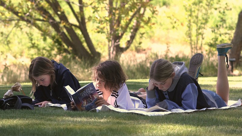 Jak pomóc dzieciom pokonać trudności w nauce czytania? To temat spotkania w Biblioforum (fot. foter.com)