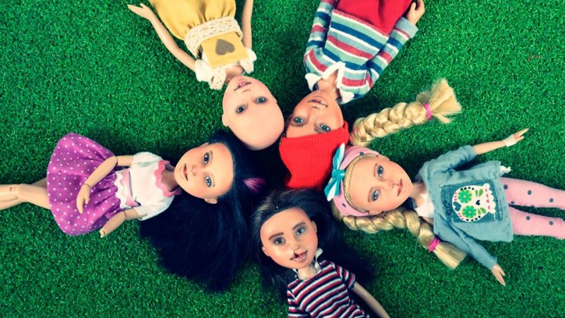 Wszystkie lalki powstają na podobieństwo ich przyszłych właścicieli, a oni sami lub ich rodzice czynnie uczestniczą w metamorfozie (fot. Ignatow Repainted Dolls)