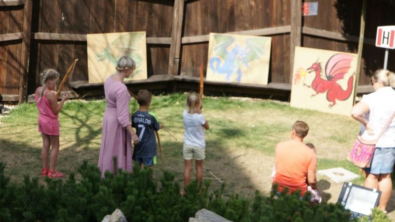 Jak wyglądało życie w średniowieczu dowiedzą się dzieci z zabaw przygotowanych w Warowni Pszczyńskich Rycerzy (fot. mat. organizatora)