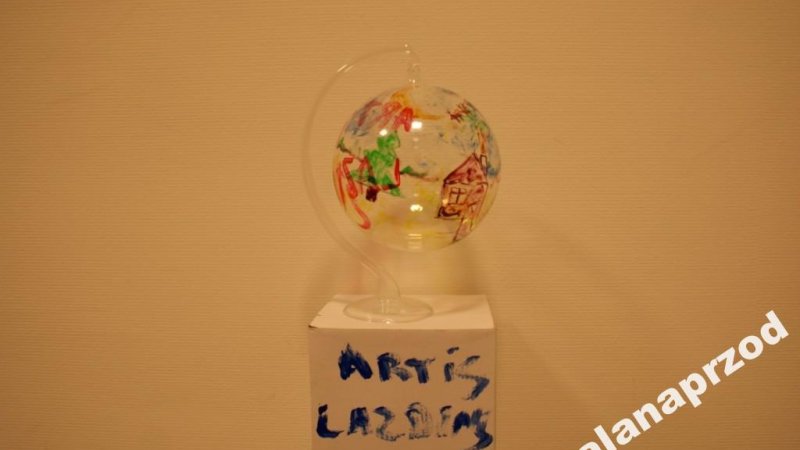 Piłkarze "Piasta" pomalowali bomki. Dochód z ich sprzedarzy wesprze dom dziecka (fot. materiały organizatora)