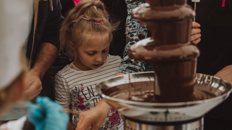 Owoce w czekoladzie, praliny czy fontanny z gorącą czekoladą również zagoszczą na festiwalu (fot. mat. Festiwalu Czekolady - WeForm)