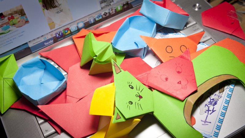 Tworzenie kolorowego origami to świetne ćwiczenie motoryczne i kreatywna zabawa (fot. foter.com)