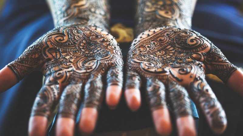 Mehndi to tradycjne indyjskie wzory malowane henną na ciele (fot. foter.com)