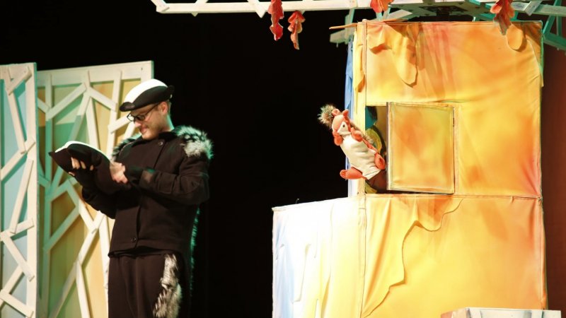 W spektaklu Dziadek Mróz będzie miał pełne ręce roboty - będzie mroził i oprószał śniegiem wszystko, co napotka (fot. mat. organizatora) 