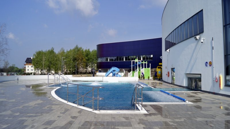 Zarówno w środku, jak i na zewnątrz obiektu można zażywać relaksujących kąpieli (fot. SilesiaDzieci.pl)