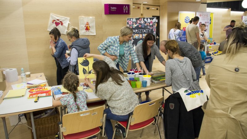 Jedną z propozycji warsztatowych dla dzieci były warsztaty sitodruku (fot. mat. Silesia Bazaar)
