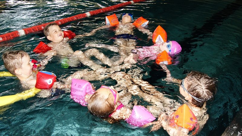 Warto w wakacje zapisać pociechę na kurs pływania (fot. materiały pływalni)