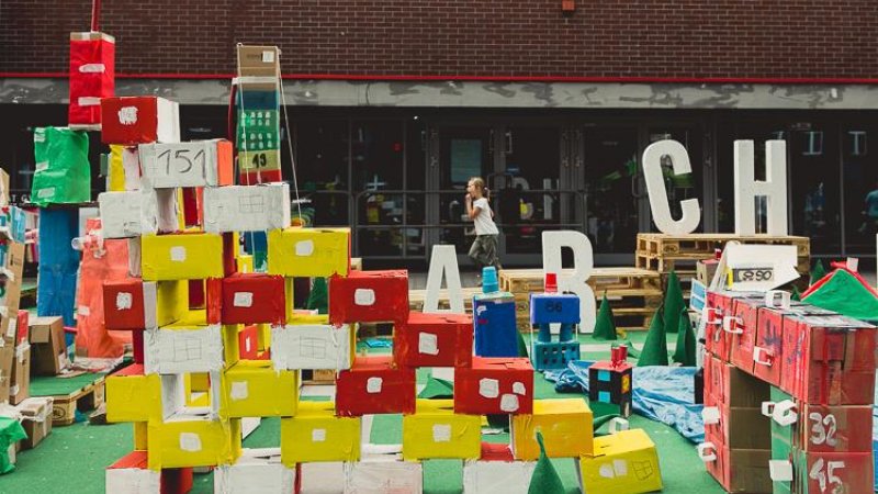 Dzieci wraz z architektami zbudują logo Katowic z odpadów (fot. mat. organizatora)
