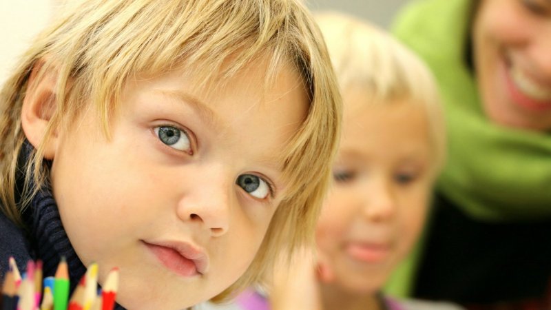 Dziecku z ASD pomogą proste ćwiczenia, które ułatwią funkcjonowanie w szkole (fot. mat. pixabay)