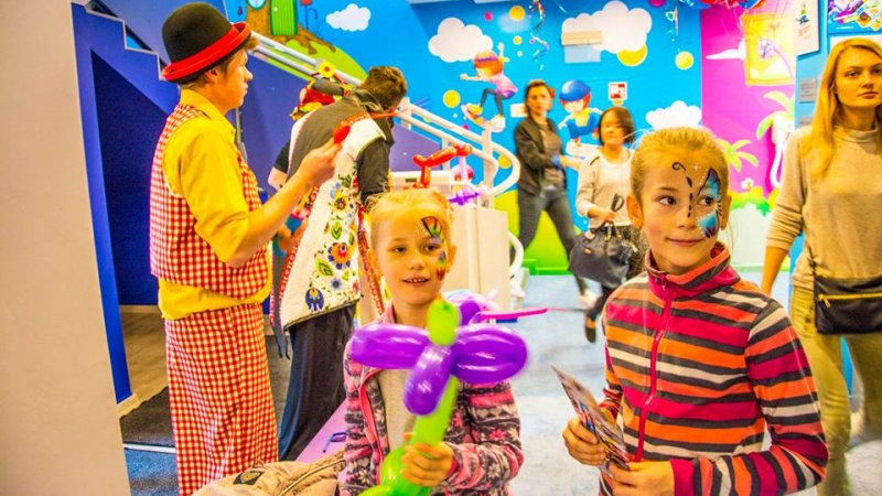 W kolorowej miejskiej bawialni dzieci z Będzina mogą bawić się codziennie za złotówkę (fot. mat. prasowe)